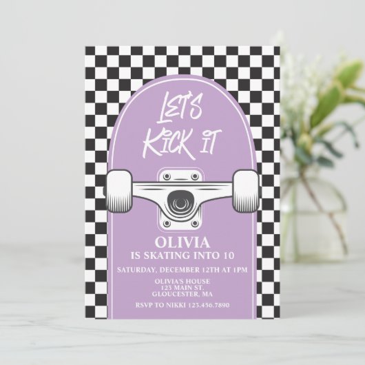 Skateboard Laten we het paarse verjaardagsuitnodig Kaart (Staand voorkant)