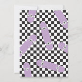 Skateboard Laten we het paarse verjaardagsuitnodig Kaart (Achterkant)