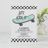 Skateboard Let's Kick It verjaardagsuitnodiging Kaart (Staand voorkant)