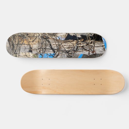 Skateboard met Gnarly Rusty Barbed Wire-ontwerp (Horizontaal)