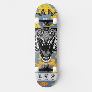 SKATEBOARD MET JAPANESE TIGER EN GEEL CLOUDS