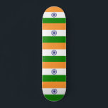 Skateboard met vlag van India<br><div class="desc">Laat je stijl en culturele trots zien met ons levendige skateboard met de vlag van India! Dit hoogwaardige skateboard is perfect voor ruiters die hun bewondering voor de Indiase cultuur willen uiten terwijl ze genieten van de sensatie van het schaatsen. De opvallende kleuren van de Indiase vlag zijn prominent op...</div>