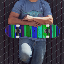 Skateboard met zwarte, groene en blauwe strepen