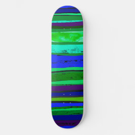 Skateboard met zwarte, groene en blauwe strepen