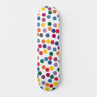 Skateboard mit bunten Punkten