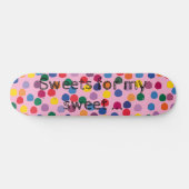 Skateboard mit bunten Punkten und rosa Hintergrund (Horizontaal)