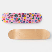 Skateboard mit bunten Punkten und rosa Hintergrund (Horizontaal)