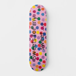 Skateboard mit bunten Punkten und rosa Hintergrund
