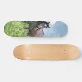 Skateboard Poderoso caballo gris en el campo (Horizontaal)