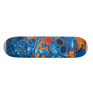 Skateboard van blauwe en Oranje schelpen