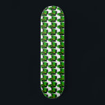 Skateboard van de Groene Speler van het Verslag<br><div class="desc">Dit Groene Soundstooth Skateboard van de Speler van het Verslag neemt twee klassiekers en brengt hen samen. Het moderne, minimalistische kunstontwerp in het midden van de eeuw kenmerkt een zich herhalende, cartoon tekening van een heldere, groene, draagbare platenspeler. De afbeeldingen zijn plaatsen op een zodanige manier dat er een kitschy...</div>