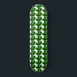 Skateboard van de Groene Speler van het Verslag<br><div class="desc">Dit Groene Soundstooth Skateboard van de Speler van het Verslag neemt twee klassiekers en brengt hen samen. Het moderne, minimalistische kunstontwerp in het midden van de eeuw kenmerkt een zich herhalende, cartoon tekening van een heldere, groene, draagbare platenspeler. De afbeeldingen zijn plaatsen op een zodanige manier dat er een kitschy...</div>