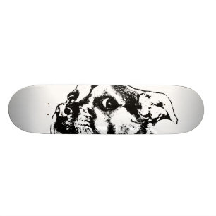 Skateboard van een waaksame pup