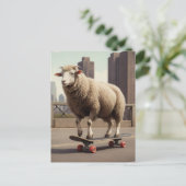 Skateboarden met witte schapen in de stad briefkaart (Staand voorkant)