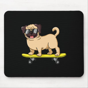 Skateboardende hond cadeau voor een Pug liefhebber Muismat