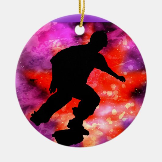 Skateboarder in Cosmic Clouds Keramisch Ornament (Voorkant)