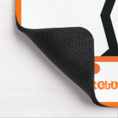 Skateboarder op zijn skateboardaangepast muismat (Hoek)