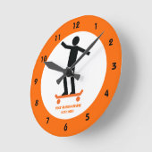 Skateboarder op zijn skateboardaangepast ronde klok (Hoek)