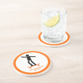 Skateboarder op zijn skateboardaangepast zandsteen onderzetter (Zijkant)