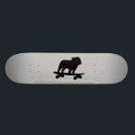 Skateboarding English Bulldog Silhouette Cool Dog Persoonlijk Skateboard<br><div class="desc">Cool Skateboarding English Bulldog Silhouette. Deze volmaakte skaterhond is onderweg. Een geweldige skateboard voor hondenliefhebbers mensen en skaterkantines. Bekijk Jenn's Doodle World voor dit leuke hondenontwerp op meer producten die mooie cadeaus maken.</div>