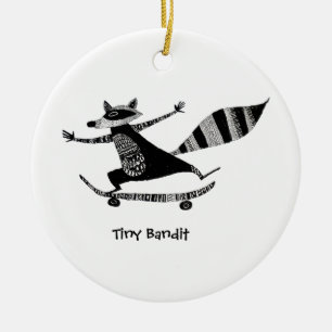 Skateboarding Wasbeer – Whimsicale Wasbeer Dier Keramisch Ornament