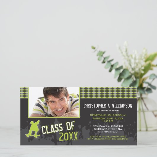 Skater Boy Modern Afstudeer Uitnodiging (lime) (Staand voorkant)