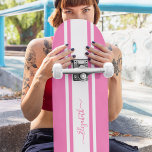 Skater Girl Pink White Racing Stripes Monogramed Persoonlijk Skateboard<br><div class="desc">Creëer uw eigen aangepaste, gepersonaliseerde, klassieke, roze en witte strepen voor races, coole, stijlvolle, elegante, elegante typografische script, de beste kwaliteit hard-rock maple competitieformed skateboard dek. Om aan te passen, typ eenvoudig in jouw naam/monogram/initialen. Terwijl u toevoegt/ontwerpt, zult u een voorproef van uw verwezenlijking, door kunnen zien. Een cool skateboardpakket,...</div>