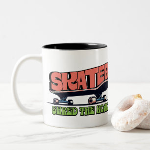 Skater Shred the Road – Retro 70s Skateboarden Tweekleurige Koffiemok