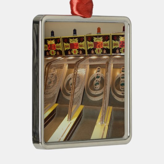SKEE BALL! METALEN ORNAMENT (Rechts)