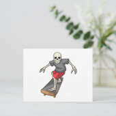 Skelet als schaatser met skateboard briefkaart (Staand voorkant)