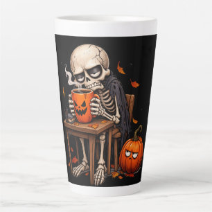 Skelet dat uit een pompoenmok drinkt op Halloween Latte Mok