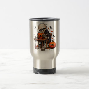 Skelet dat uit een pompoenmok drinkt op Halloween Reisbeker
