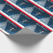 Skelet en kerstboom op blauw cadeaupapier (Hoek)