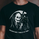 Skelet Grim Reaper Holding Cat Funny Cat Lover T-shirt<br><div class="desc">Vier het alleenstaande leven deze Valentijnsdag. Het is de ultieme grappige en sarcastische knipoog naar solo vieringen. Als een trotse kattenmoeder of kattenvader is dit ironische shirt je ticket naar een puur rebelse Valentijnse. Omarm de humor, geniet van de ironie, en draag uw enige status met trots. Het is niet...</div>