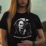 Skelet Grim Reaper Holding Cat Funny Cat Lover T-shirt<br><div class="desc">Vier het alleenstaande leven deze Valentijnsdag. Het is de ultieme grappige en sarcastische knipoog naar solo vieringen. Als een trotse kattenmoeder of kattenvader is dit ironische shirt je ticket naar een puur rebelse Valentijnse. Omarm de humor, geniet van de ironie, en draag uw enige status met trots. Het is niet...</div>