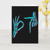 Skelet Hand Grappig Zes Zeven 6 7 Meme 67 Hallowee Kaart (Gele Bloem)