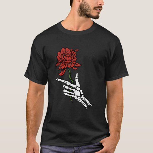 Skelet Hand Houdt Een Rode Roos Vast T-shirt (Voorkant)