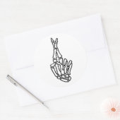 Skelet hand met gekruiste vingers ronde sticker (Envelop)