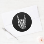 Skelet hand met rots- en rolbord ronde sticker (Envelop)