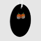 Skelet Hand op borst Pompoen Halloween Vrouwen Ornament (voorkant)