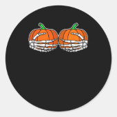 Skelet Hand op borst Pompoen Halloween Vrouwen Ronde Sticker (Voorkant)