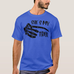 Skelet Hand Zij Is Mijn Truc Halloween Matching Ko T-shirt