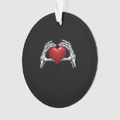 Skelet handen houden een Red Heart Design Classic Ornament (voorkant)