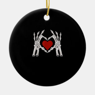 Skelet handen vormen een hart met een rood hart keramisch ornament