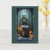 Skelet in de badkamer Humor Halloween Kaart (Gele Bloem)