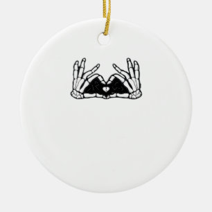 Skelet in de handen van een hart keramisch ornament
