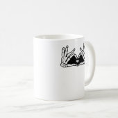Skelet in de handen van een hart koffiemok (Voorkant rechts)