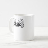Skelet in de handen van een hart koffiemok (Voorkant links)
