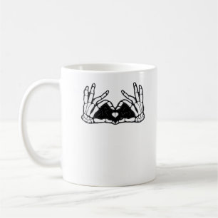 Skelet in de handen van een hart koffiemok