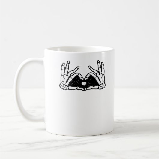 Skelet in de handen van een hart koffiemok (Links)